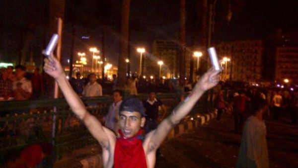 متظاهر في التحرير يرفع قنابل غز مسيلة للدموع/صورة عن الانترنت