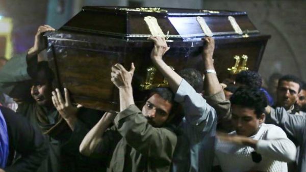 أقباط يحملون نعش أحد قتلى هجوم المنيا