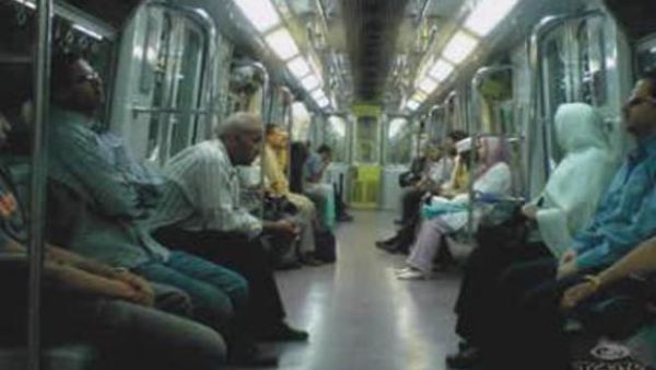 العبوتين بدائيتا الصنع وتم إبطال مفعولهما ولكن تم إيقاف حركة المترو تحسبا لوجود عبوات أخرى