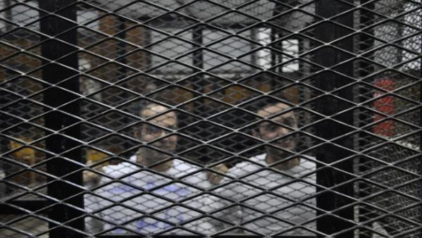 احمد دومة (يمين) وماهر (يسار) خلال المحاكمة/عن الانترنت