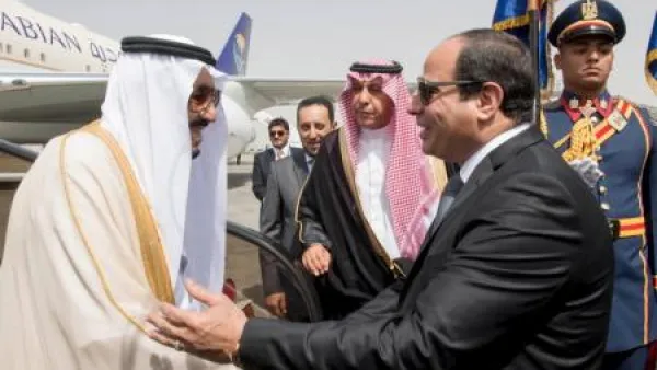 الرئيس المصري عبدالفتاح السيسي يستقبل العاهل السعودي الملك سلمان في مطار القاهرة يوم الخميس
