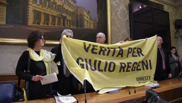 The parents of Italian student Giulio Regeni hold a banner reading ''Truth for Giulio Regeni'' during a press conference in Rome March 29, 2016.  (AFP/Andreas Solaro)