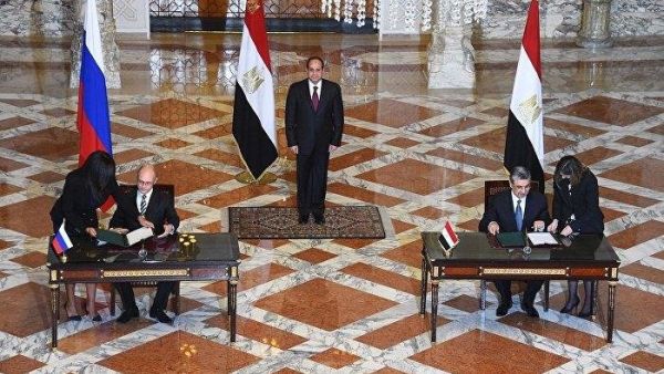 Officials from Russia (L) and Egypt (R) sign an agreement to build Egypt's first nuclear power plant as Egyptian President Abdel Fattah al-Sisi (C) in November 2015. (Facebook)