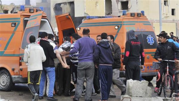 Egyptian emergency personnel move a victim into an ambulance following a car bomb explosion that targeted a police station in North Sinai’s capital of el-Arish, April 12, 2015. (AFP/File)