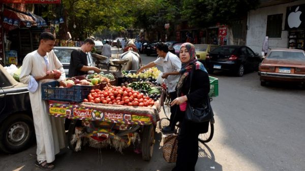 Egyptian street vendors sell fruits and vegetables in the capital Cairo on October 25, 2016. (AFP/Mohamed El Shahed)
