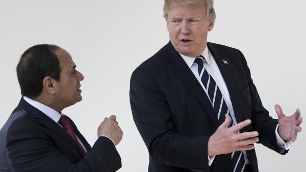 Egyptian President Sisi (L) and US President Trump (R) talk at the White House, 3 April 2017. (AFP/Brendan Smialowski)