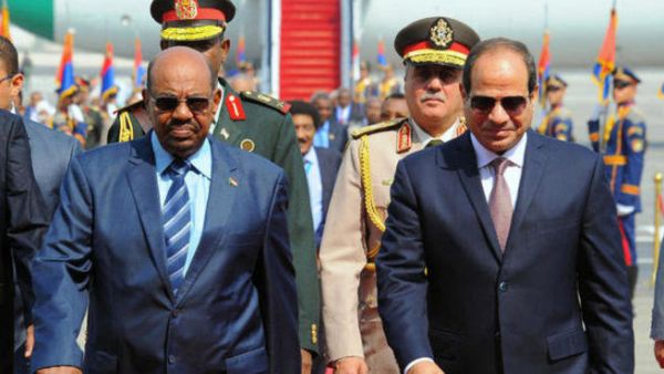 Sudanese President Omar Al-Bashir, left, and his counterpart Egyptian President Abdel Fattah. (AFP/ File Photo)