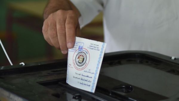 An Egyptian casts his vote on the first day of the 2018 presidential elections in Cairo on March 26, 2018 (AFP/ File Photo)