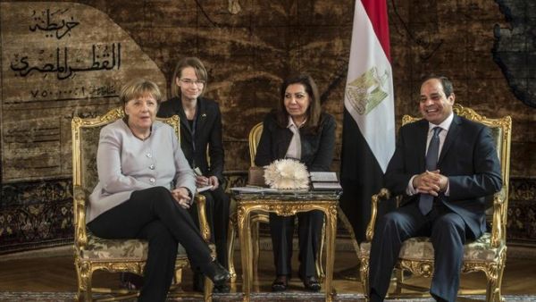 Egyptian President Abdel Fattah El-Sisi (R) meets with German Chancellor Angela Merkel at the presidential palace in Cairo on March 2, 2017. (AFP/File)