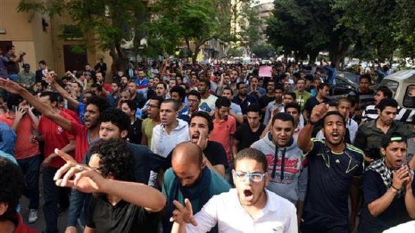 Egyptian protesters demonstrate in the capital, Cairo, on April 25, 2016, against the handing over of two Red Sea islands to Saudi Arabia. (AFP/File)