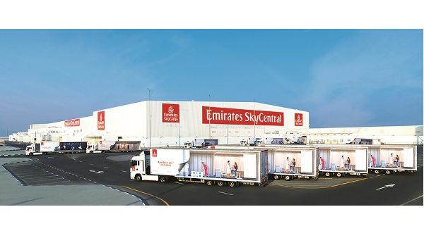 أسطول مكون من 49 شاحنة يربط بين محطتي "سكاي سنترال" التابعتين لـ"الإمارات للشحن الجوي" في مطاري دبي وآل مكتوم الدوليين على مدار الساعة.