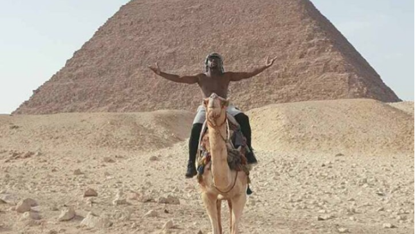 Even Floyd's camel's got swag. (Twitter/Floyd Mayweather)