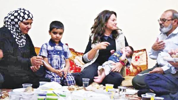Hend Sabry shares an Iftar meal with Syrian refugees in 2015. (File photo)