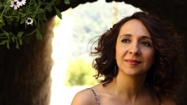 It is Khcheich’s exceptional musical background and immersion in classical Arabic muwashahat with a jazz-infused twist that draws fans to her concert (AquilaStyle.com)