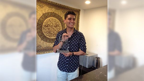 Mohammed Assaf and his new award. (Facebook)