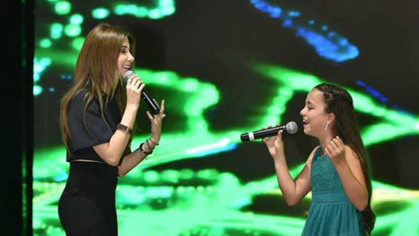 Arzo and Nancy sing together at the "Be the Star" event in Dubai. (Gololy)