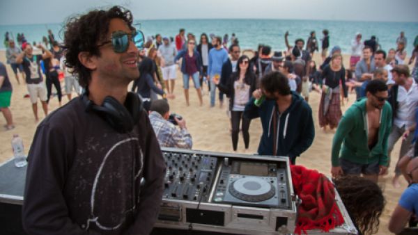 DJ Nickodemus from New York City, performing at Kite Loop beach during Oshtoora music festival in 2015. (Majawadin.files.wordpress.com)