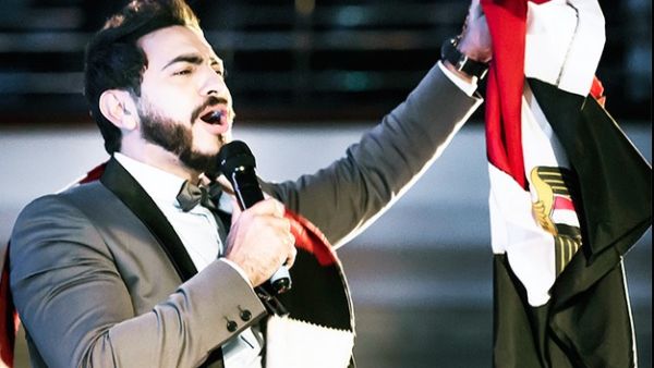 Tamer Hosny proudly waving the Egyptian flag. (Facebook)