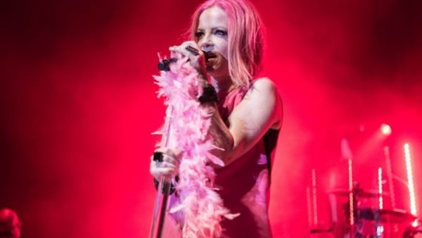'I stand in the middle, hoping that peace prevails and the art of negotiation and compromise is practiced', the Garbage singer wrote on her Facebook page.  (Twitter)