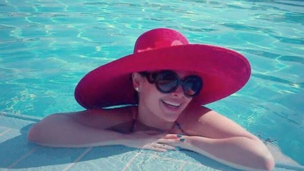 صورة كرزون في حمام السباحة تثير استياء جمهورها
