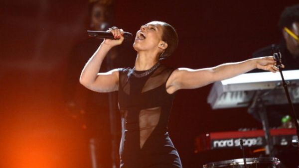 Alicia Keys belts it out in concert
