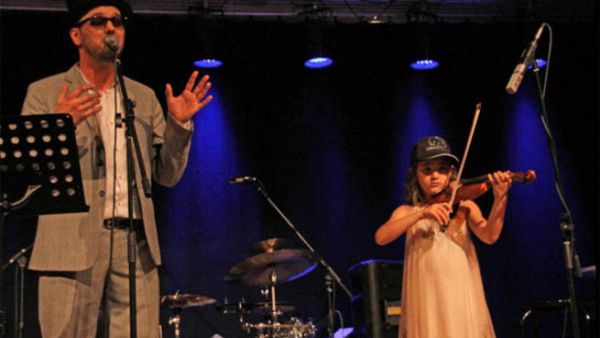 Amira Abouzahra performs with Tino Oac, vocalist from a popular German band, Söhne Mannheimsat. "Sommer Charity" event organized at Laudenbach, Germany on 10 May 2013. (Photo: Heike Pressler)