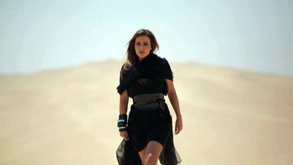 Carole Samaha kicks the dust off her feet in the Egyptian desert while filming her new clip. (Image: Facebook)