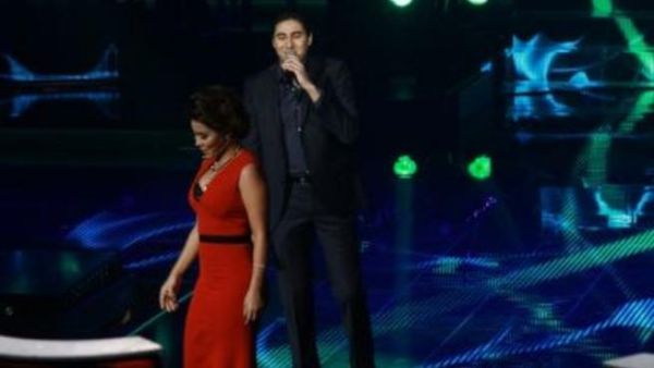 الفنانة شيرين عبدالوهاب تهدي المتسابق محمد عدلي وردة
