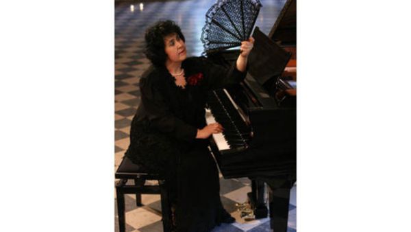 Polish pianist Mariola Cieniawa can fan herself and play at the same time.