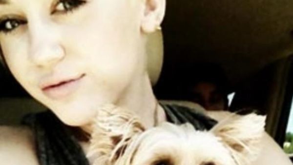 المغنية الأميركية، مايلي سايروس مع كلبتها المغنية الأميركية، مايلي سايروس مع كلبتها