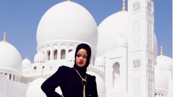 Rihanna striking a pose in front of the mosque (Image: Instagram)