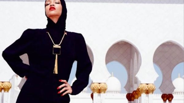 Rihanna isn't exactly cartoon material yet as she poses in front of Abu Dhabi Grand Mosque! (Image: Instagram)