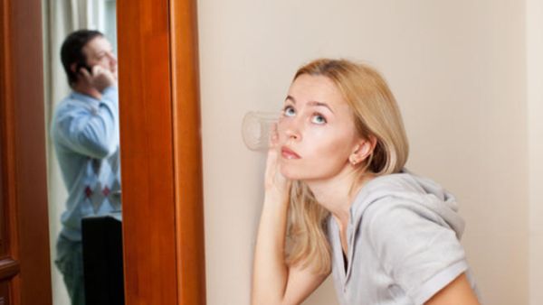 تجسس الأزواج... الطريق الأسهل لإنهاء الحياة الزوجية