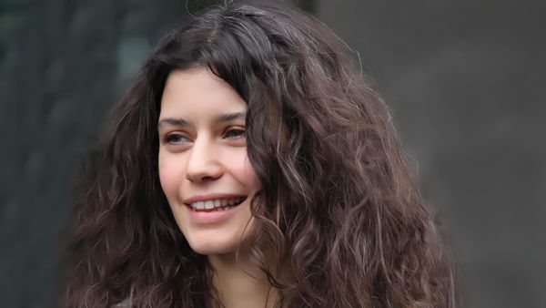 الممثلة التركية بيرين سات