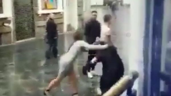 حارس نادي ليلي يضرب امرأة