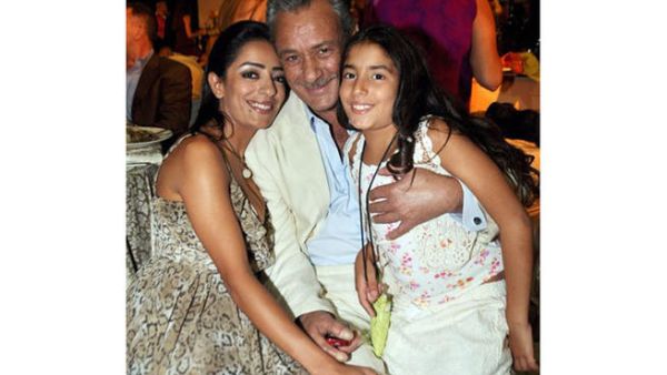 Farouq Al Fishawi finally lovin' on his family (Image: hasnaa.d1g.com)