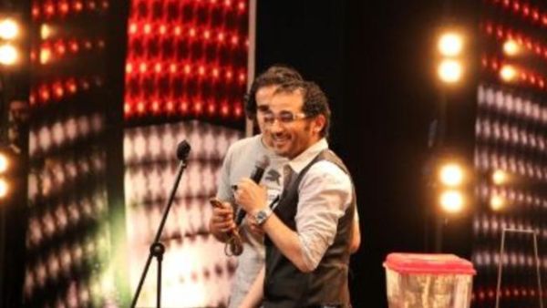 احمد حلمي يشارك احد المتسابقين فقرته في برنامج اراب غوت تالنت 
