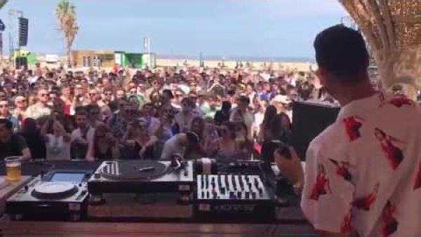 حفل دي جي على أحد شواطيء برشلونة