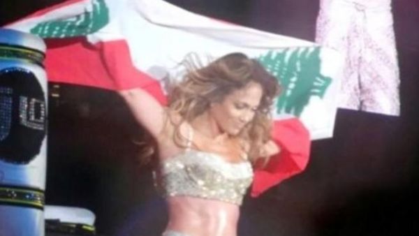 النجمة العالمية جنيفر لوبيز تحمل علم لبنان في دبي 