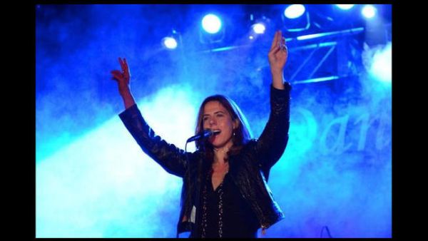 Mary McBride knows how to rock the house! (Image: www.marymcbride.com)