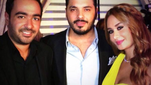 الفنان رامي عياش وزوجته مع احد الحضور