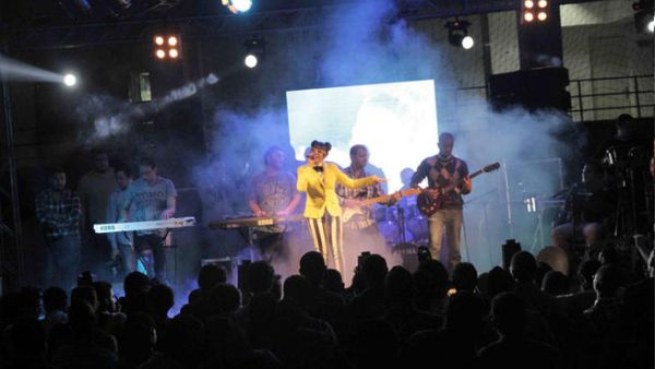 Sandy brings the heat to a big crowd in Cairo