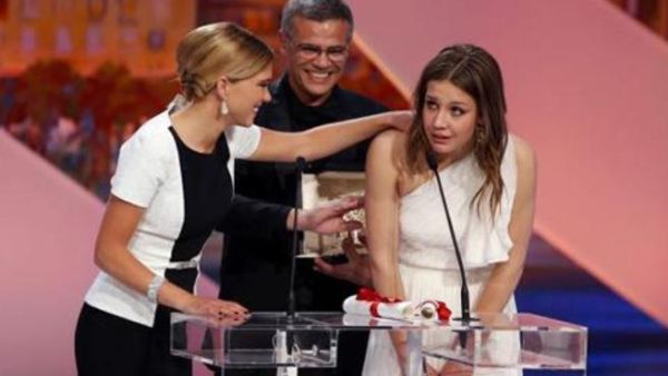 نقاد سينمائيون يشيدون بـ "فيلم حياة أديل" للمخرج التونسي عبداللطيف كشيش
