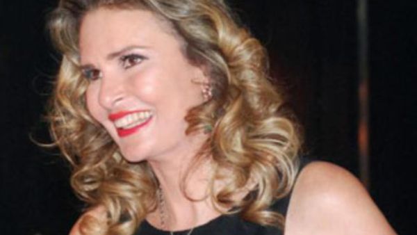 الفنانة يسرا