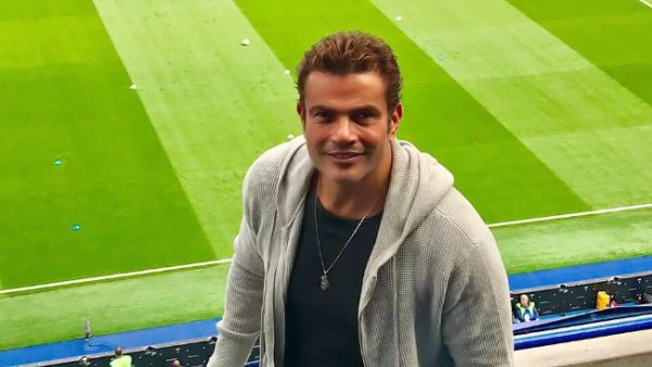 Amr Diab at a football match between Arsenal and Chelsea. (Twitter / AmrDiab)