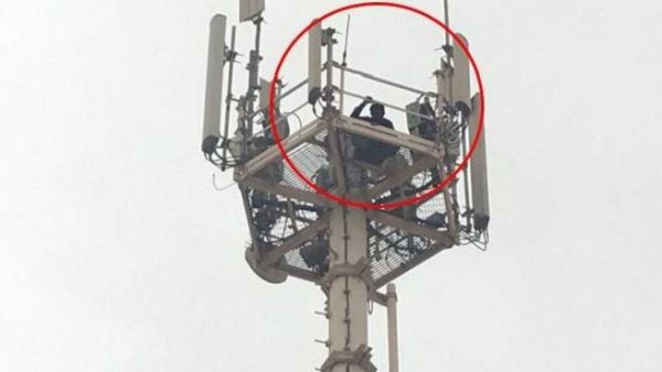 An Abu Dhabi resident managed to climb a telecommunications tower and attempted to jump off it. (KhT)