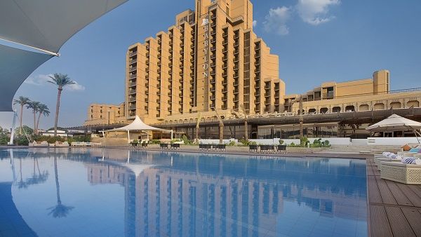 يتميز الفندق بطابعه المعماري الفخم وبحدائقه الممتدة وتصميمه الخلاب والذي يحمل الشكل الهرمي المستوحى من الحضارة البابلية. 