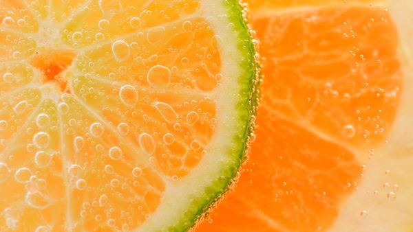 أحماض الفاكهة تُستخلص على سبيل المثال من الليمون والبرتقال 