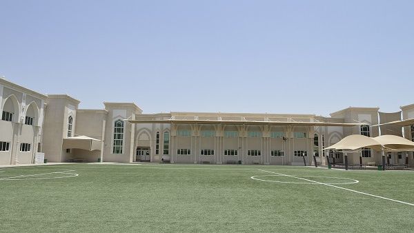 مساحة الحرم الجديد 25 فداناً ومساحة البناء المشيّد 72،462 متراً مربعاً تشمل مركز دعم عالمي الطراز يلبي الاحتياجات التعليمية للأطفال من أصحاب الهمم. مساحة الحرم الجديد 25 فداناً ومساحة البناء المشيّد 72،462 متراً مربعاً تشمل مركز دعم عالمي الطراز يلبي الاحتياجات التعليمية للأطفال من أصحاب الهمم.