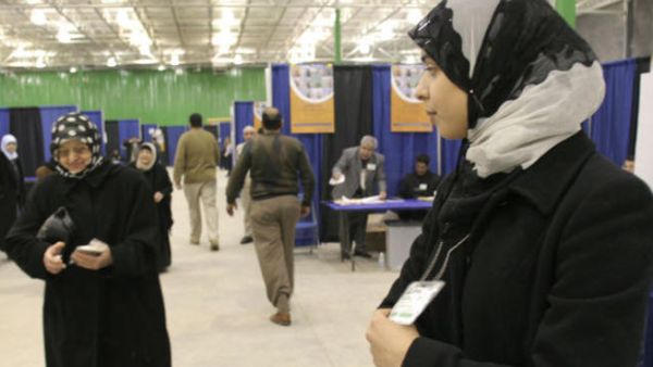 A federal judge in the US has said that a retailer was wrong to fire a Muslim woman for wearing a hijab.